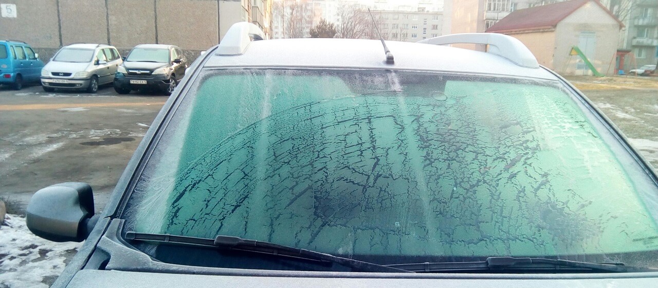 Автостекло замерзает